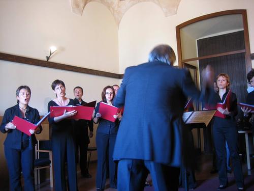 01/10/2006 - Il M Acciai dirige il coro a Venosa
